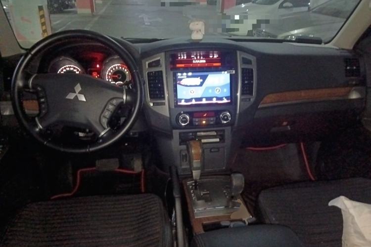 Used Mitsubishi Pajero 2019 3.0L Automatic Comfort Edition Center Console