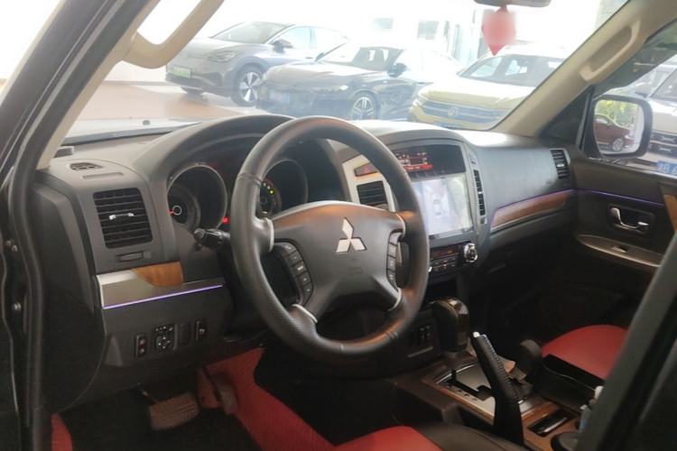 Used Mitsubishi Pajero 2019 3.0L Automatic Standard Edition Center Console