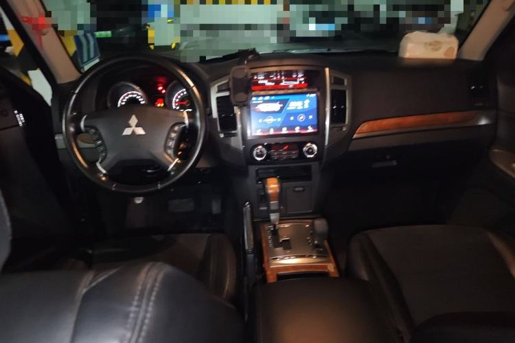 Used Mitsubishi Pajero 2019 3.0L Automatic Comfort Edition Center Console