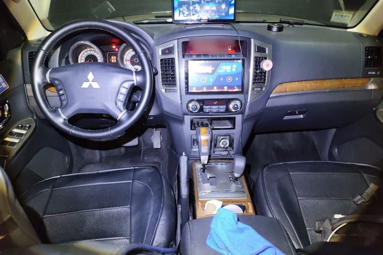 Used Mitsubishi Pajero 2019 3.0L Automatic Comfort Edition Center Console