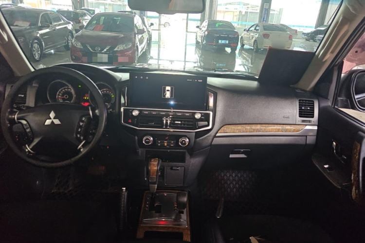 Used Mitsubishi Pajero 2019 3.0L Automatic Comfort Edition Center Console