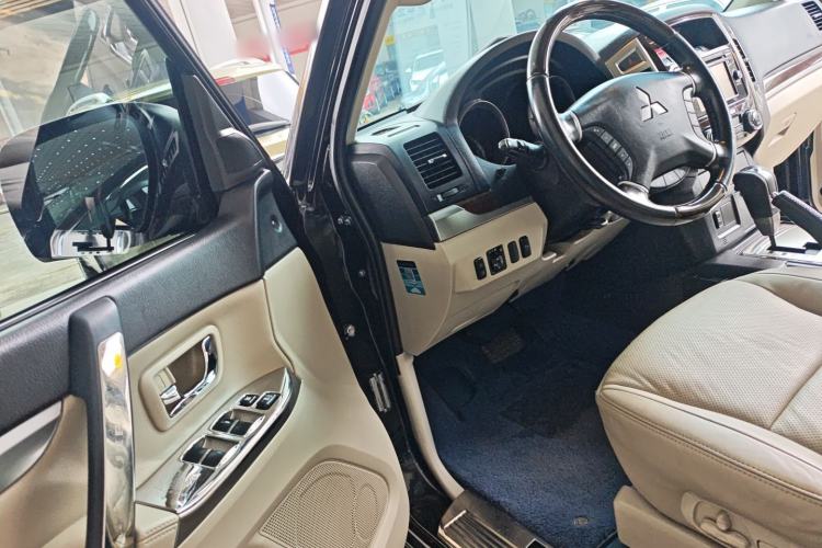 Used Mitsubishi Pajero 2019 V97 3.8L 5-Door GLS Middle East Edition Driver Seat