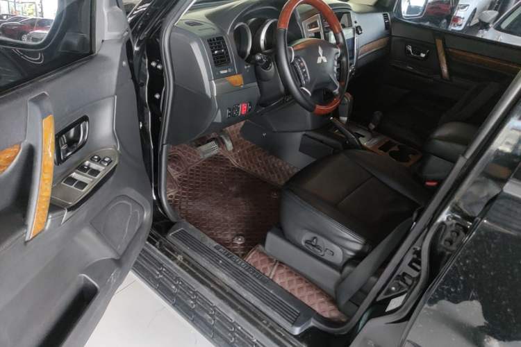 Used Mitsubishi Pajero 2019 3.0L Automatic Standard Edition Driver Seat