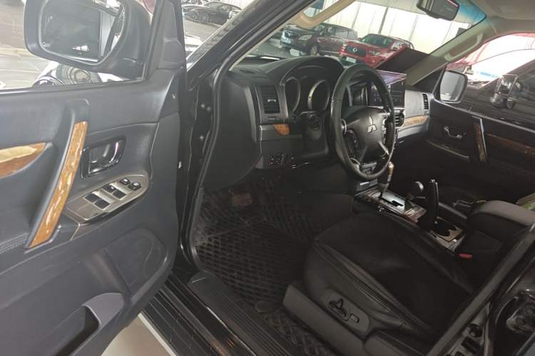 Used Mitsubishi Pajero 2019 3.0L Automatic Comfort Edition Driver Seat