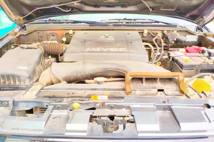 Used Mitsubishi Pajero 2019 V97 3.8L 5-Door GLS Middle East Edition Engine Bay