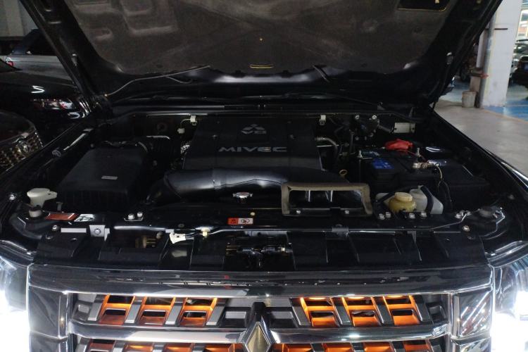 Used Mitsubishi Pajero 2019 V97 3.8L 5-Door GLS Middle East Edition Engine Bay