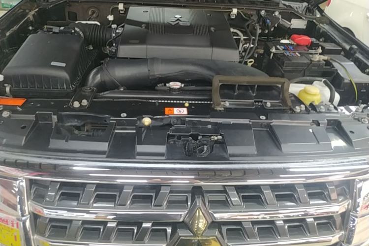 Used Mitsubishi Pajero 2019 V97 3.8L 5-Door GLS Middle East Edition Engine Bay