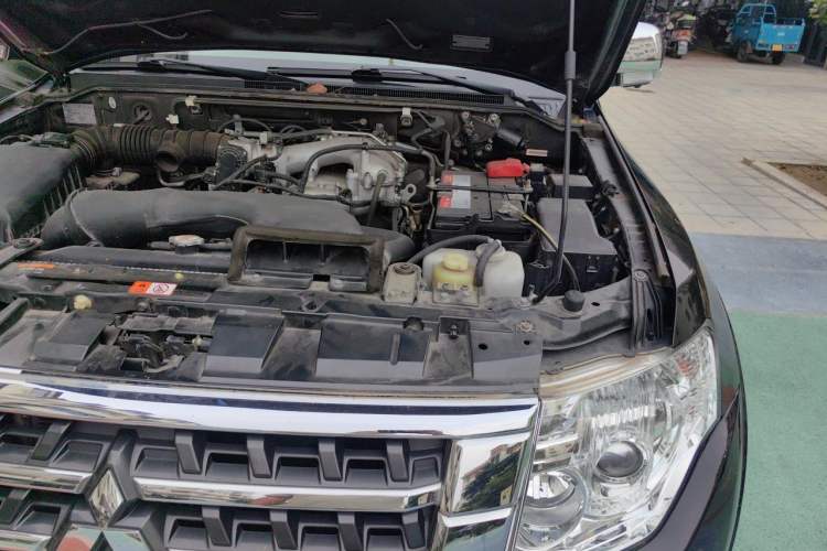 Used Mitsubishi Pajero 2019 3.0L Automatic Luxury Edition Engine Bay Left