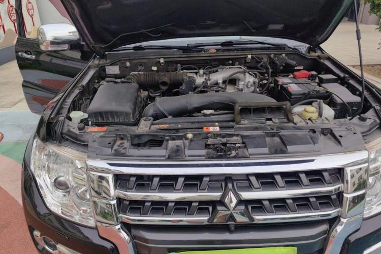 Used Mitsubishi Pajero 2019 3.0L Automatic Luxury Edition Engine Bay Right