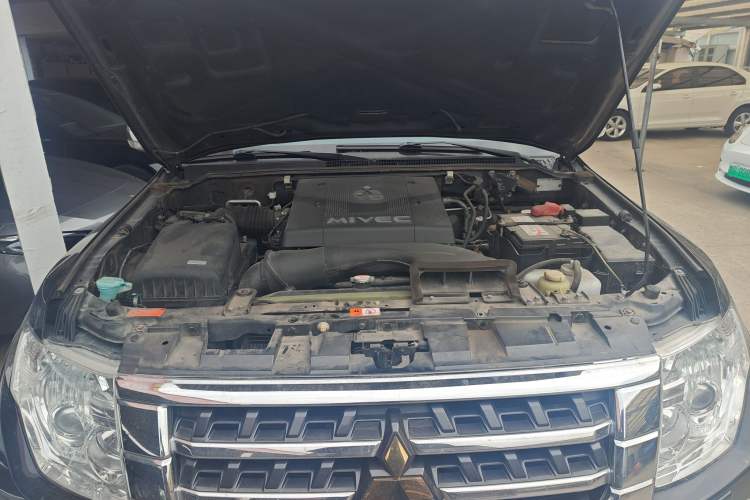 Used Mitsubishi Pajero 2019 V97 3.8L 5-Door GLS Middle East Edition Engine Bay