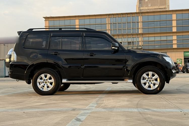 Used Mitsubishi Pajero 2019 3.0L Automatic Standard Edition Exterior 1