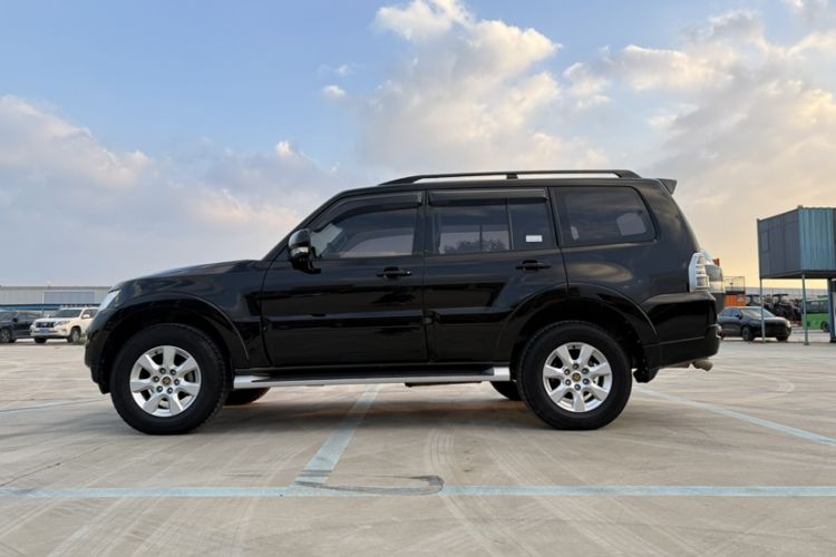 Used Mitsubishi Pajero 2019 3.0L Automatic Standard Edition Exterior 4