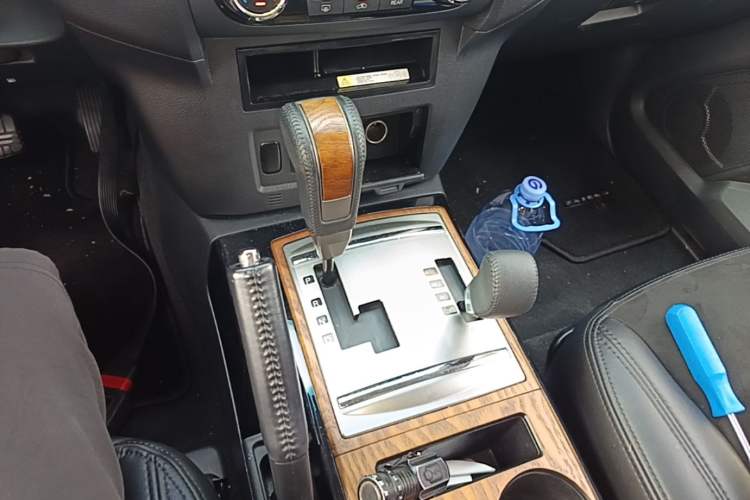 Used Mitsubishi Pajero 2019 3.0L Automatic Comfort Edition Gear Lever