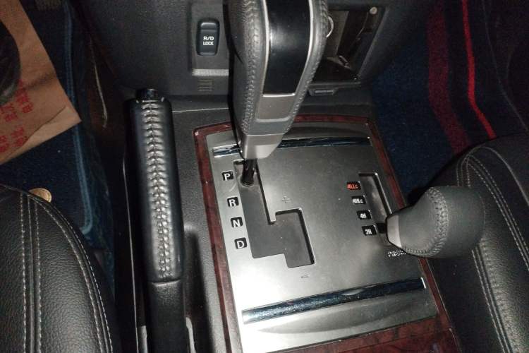 Used Mitsubishi Pajero 2019 V97 3.8L 5-Door GLS Middle East Edition Gear Lever