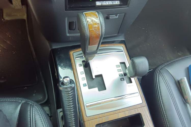 Used Mitsubishi Pajero 2019 3.0L Automatic Standard Edition Gear Lever