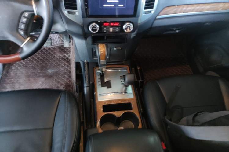 Used Mitsubishi Pajero 2019 3.0L Automatic Standard Edition Gear Lever