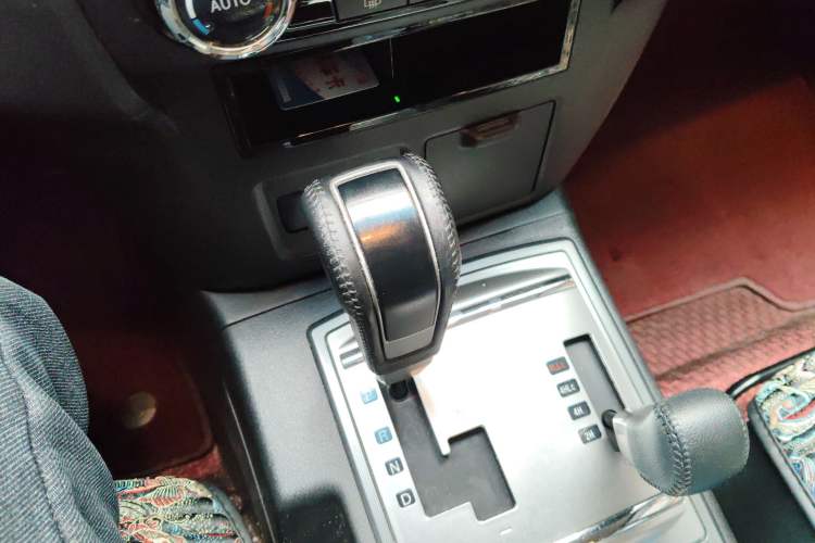 Used Mitsubishi Pajero 2019 3.0L Automatic Standard Edition Gear Lever