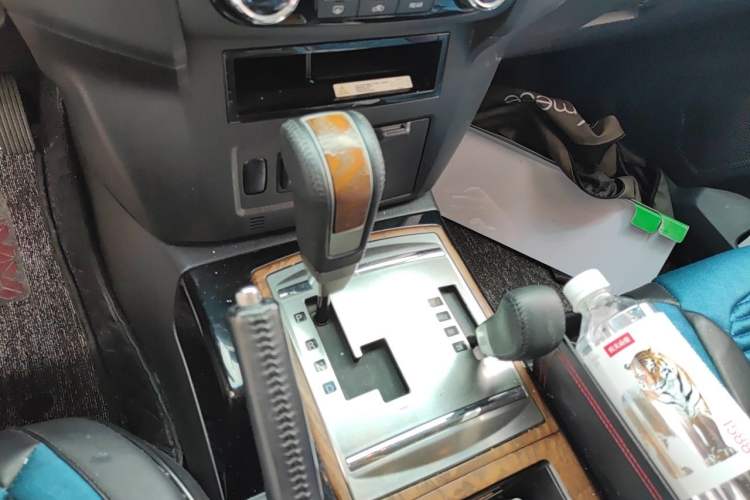 Used Mitsubishi Pajero 2019 3.0L Automatic Standard Edition Gear Lever