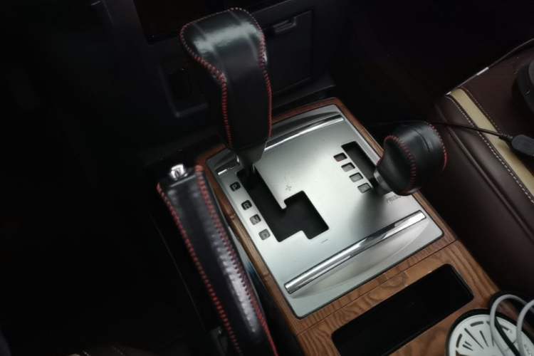 Used Mitsubishi Pajero 2019 3.0L Automatic Standard Edition Gear Lever