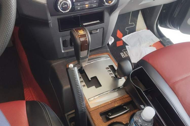 Used Mitsubishi Pajero 2019 3.0L Automatic Standard Edition Gear Lever