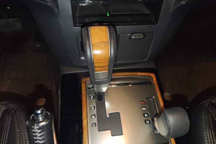 Used Mitsubishi Pajero 2019 3.0L Automatic Comfort Edition Gear Lever