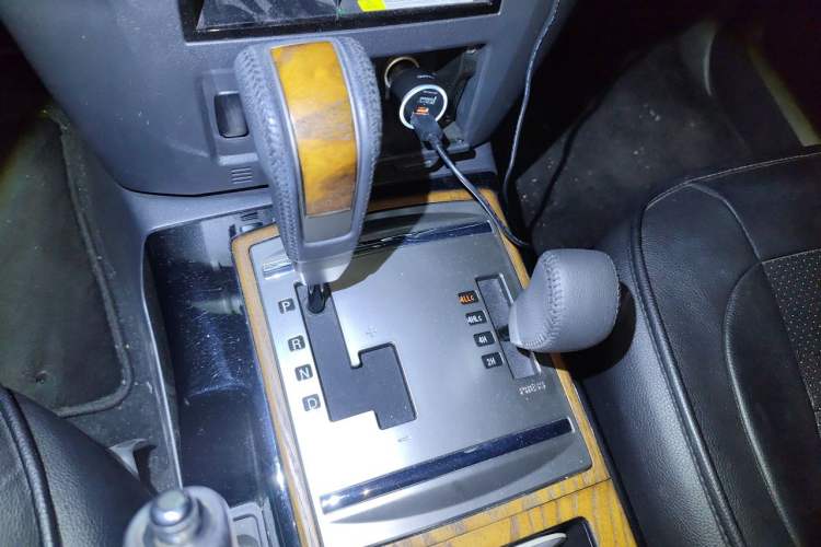 Used Mitsubishi Pajero 2019 3.0L Automatic Comfort Edition Gear Lever