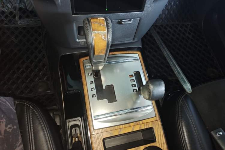 Used Mitsubishi Pajero 2019 3.0L Automatic Comfort Edition Gear Lever