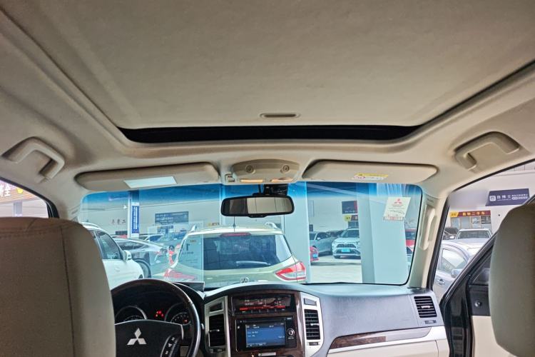Used Mitsubishi Pajero 2019 V97 3.8L 5-Door GLS Middle East Edition Headliner
