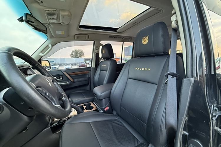 Used Mitsubishi Pajero 2019 3.0L Automatic Standard Edition Interior 2