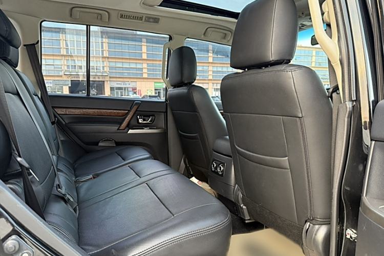 Used Mitsubishi Pajero 2019 3.0L Automatic Standard Edition Interior 3