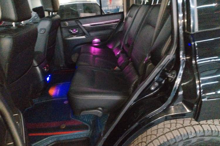 Used Mitsubishi Pajero 2019 V97 3.8L 5-Door GLS Middle East Edition Interior 4