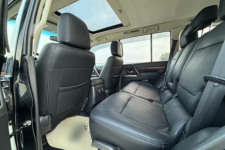 Used Mitsubishi Pajero 2019 3.0L Automatic Standard Edition Interior 5