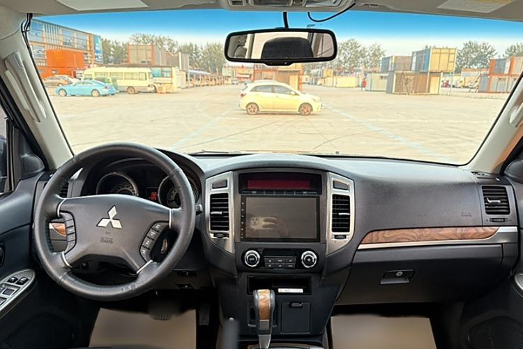 Used Mitsubishi Pajero 2019 3.0L Automatic Standard Edition Interior 7