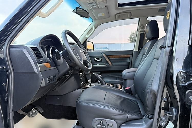 Used Mitsubishi Pajero 2019 3.0L Automatic Standard Edition Left Front Seat