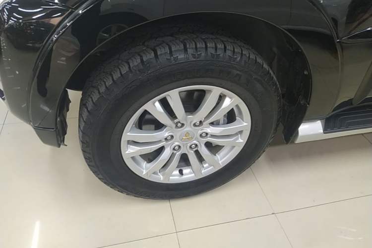 Used Mitsubishi Pajero 2019 V97 3.8L 5-Door GLS Middle East Edition Left Front Wheel Hub