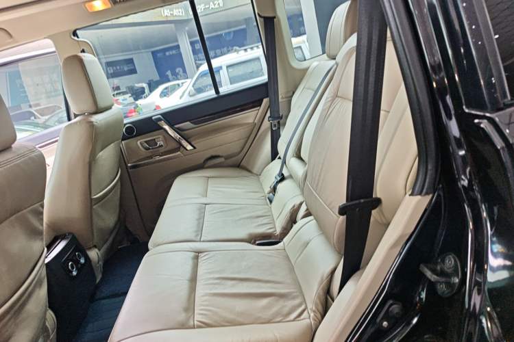 Used Mitsubishi Pajero 2019 V97 3.8L 5-Door GLS Middle East Edition Left Rear Seat