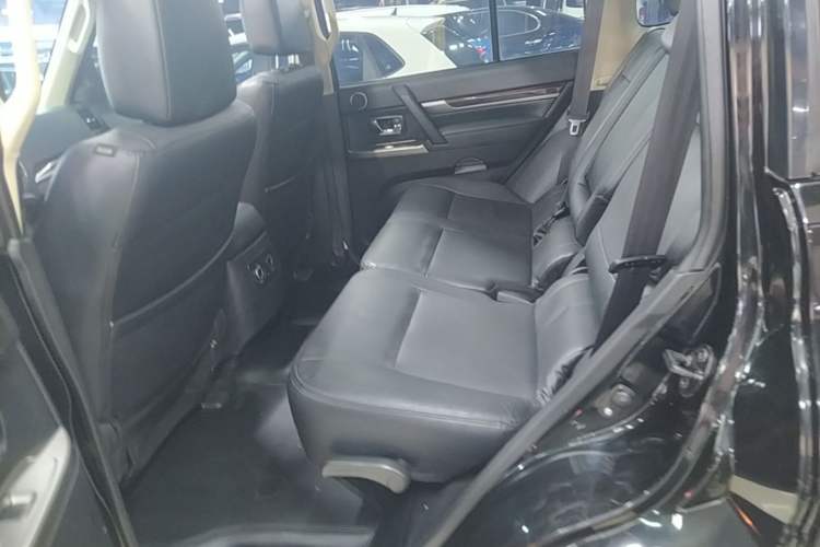 Used Mitsubishi Pajero 2019 V97 3.8L 5-Door GLS Middle East Edition Left Rear Seat