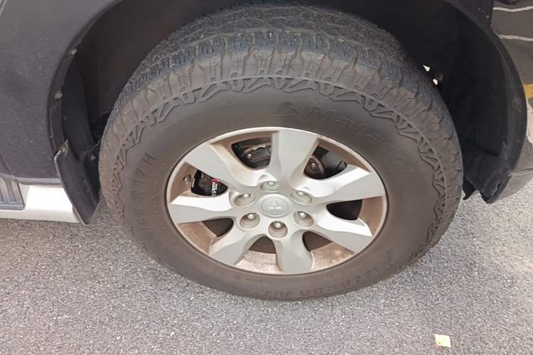 Used Mitsubishi Pajero 2019 3.0L Automatic Comfort Edition Right Front Wheel Hub