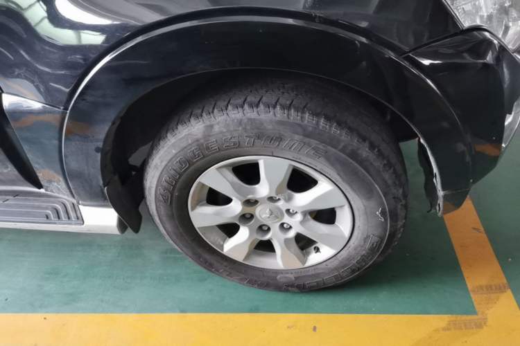 Used Mitsubishi Pajero 2019 3.0L Automatic Standard Edition Right Front Wheel Hub