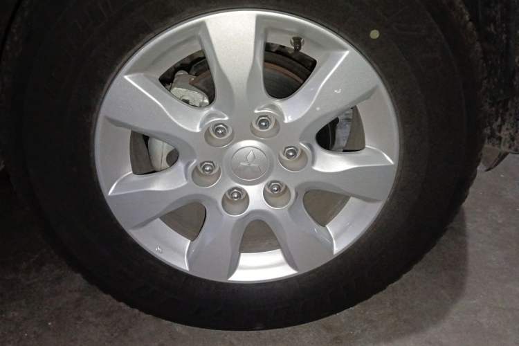 Used Mitsubishi Pajero 2019 3.0L Automatic Comfort Edition Right Front Wheel Hub