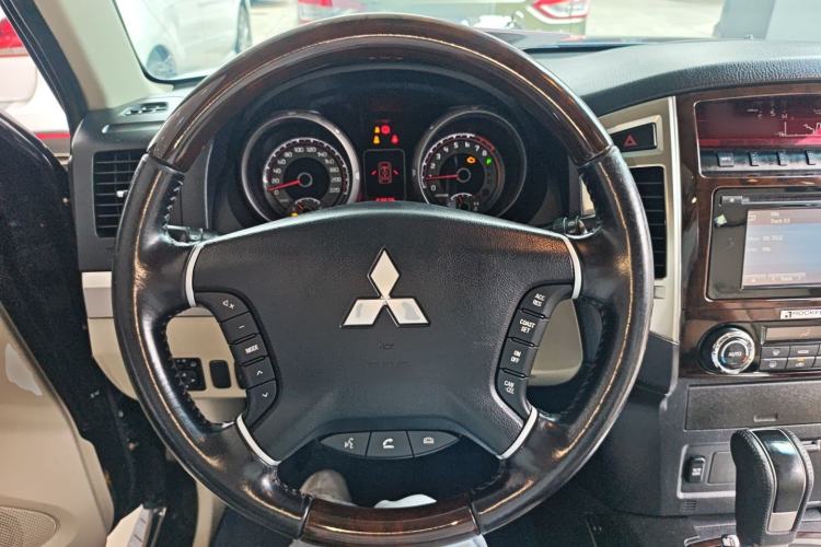 Used Mitsubishi Pajero 2019 V97 3.8L 5-Door GLS Middle East Edition Steering Wheel