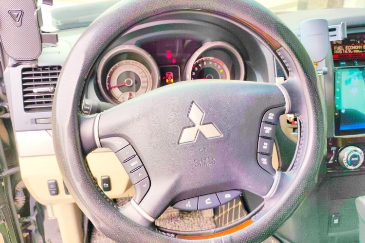 Used Mitsubishi Pajero 2019 V97 3.8L 5-Door GLS Middle East Edition Steering Wheel
