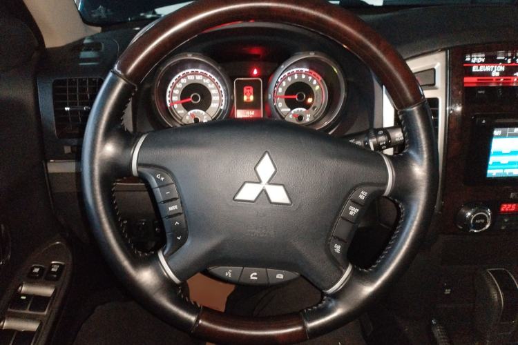 Used Mitsubishi Pajero 2019 V97 3.8L 5-Door GLS Middle East Edition Steering Wheel