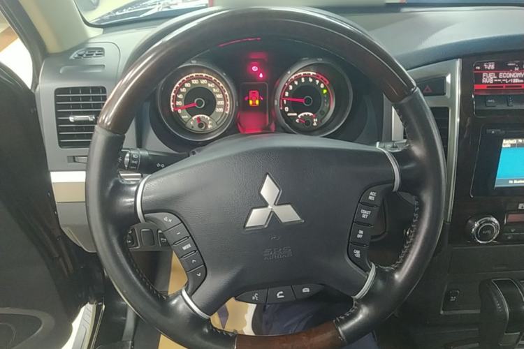 Used Mitsubishi Pajero 2019 V97 3.8L 5-Door GLS Middle East Edition Steering Wheel
