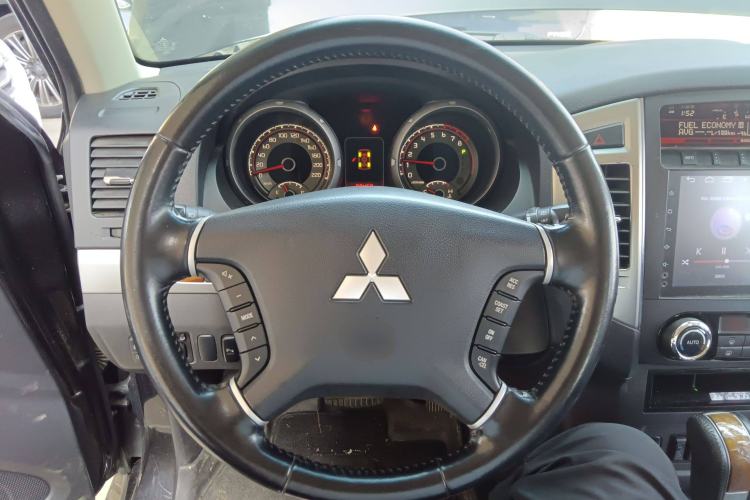 Used Mitsubishi Pajero 2019 3.0L Automatic Standard Edition Steering Wheel