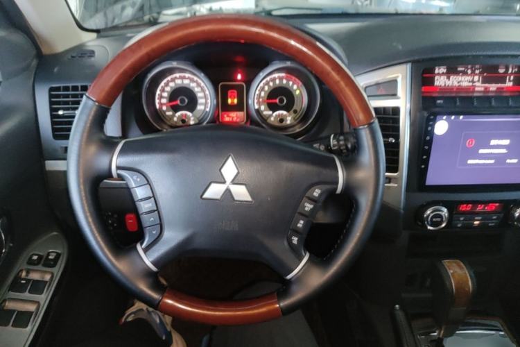 Used Mitsubishi Pajero 2019 3.0L Automatic Standard Edition Steering Wheel
