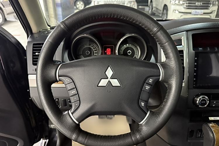 Used Mitsubishi Pajero 2019 3.0L Automatic Standard Edition Steering Wheel