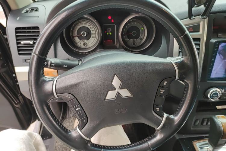 Used Mitsubishi Pajero 2019 3.0L Automatic Standard Edition Steering Wheel