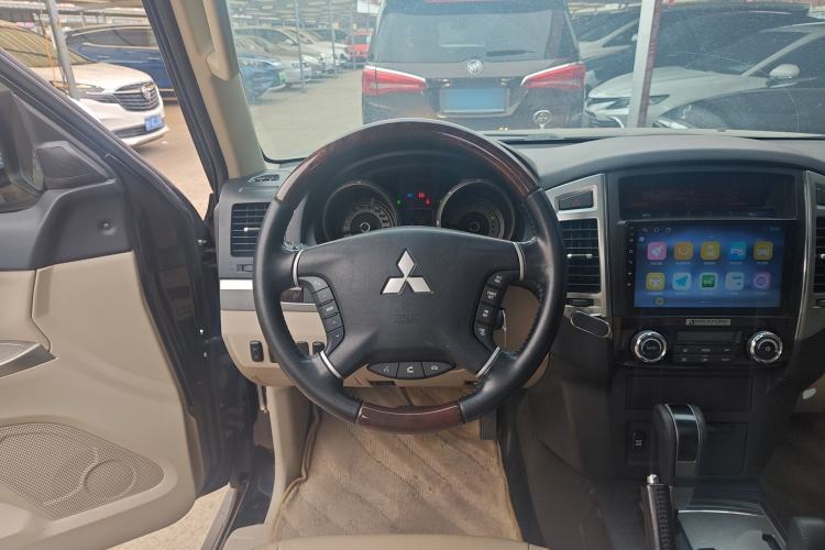 Used Mitsubishi Pajero 2019 V97 3.8L 5-Door GLS Middle East Edition Steering Wheel