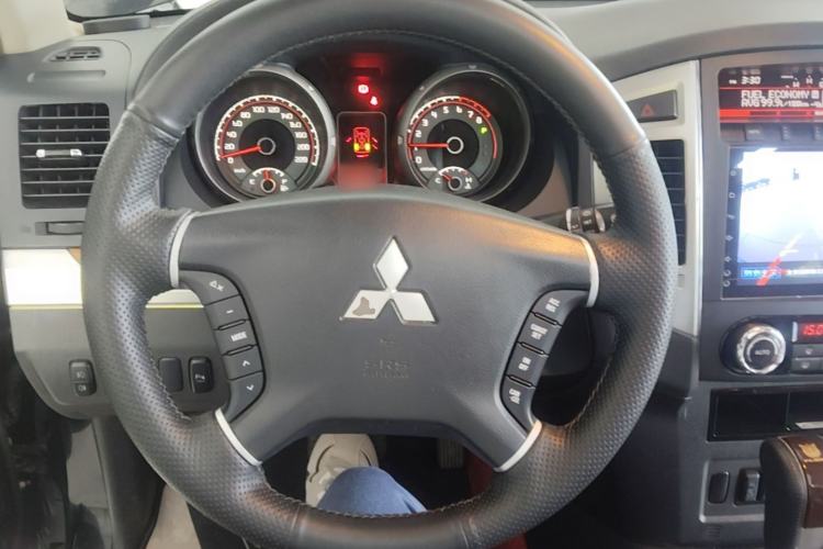 Used Mitsubishi Pajero 2019 3.0L Automatic Standard Edition Steering Wheel